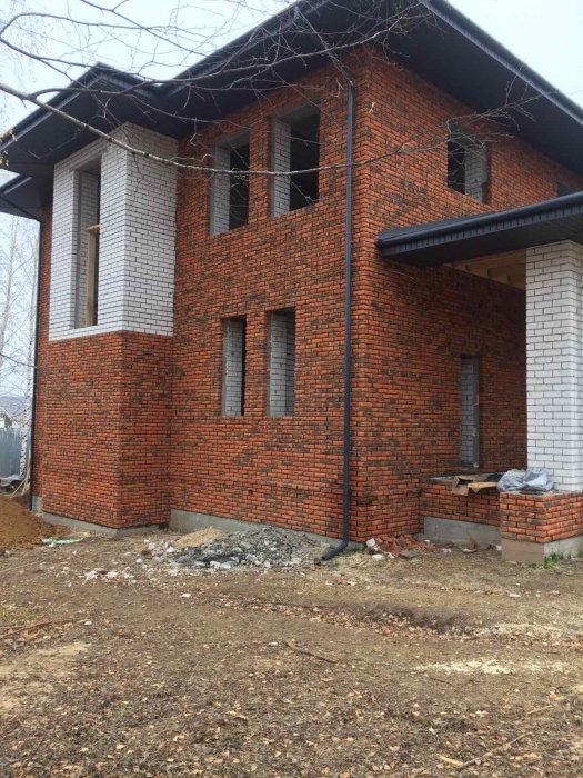 д. Утечино кирпич, Рваный камень